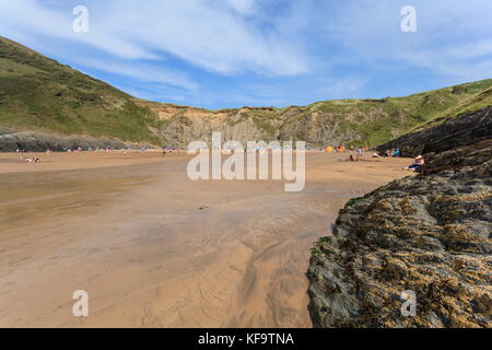 Una vista guardando in alto mwnt beach dalla linea di bassa marea su una giornata d'estate Foto Stock