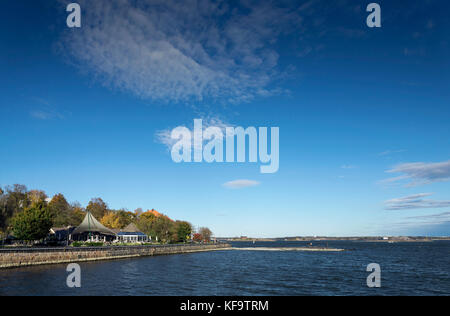 Ristorante Waterside Cafe nel famoso parco kaivopuisto nel centro città di Helsinki Finlandia Foto Stock