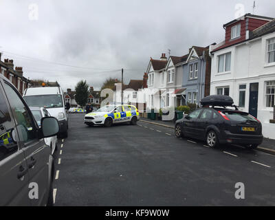 NOTA PER I REDATTORI: NUMERO DI PIASTRE PIXELATED DA PA PICTURE DESK UN cordone di polizia in Sandgate Road, Brighton, Sussex orientale, come ufficiali hanno lanciato un'inchiesta di omicidio dopo che una donna è stata pugnata a morte in una casa. Foto Stock