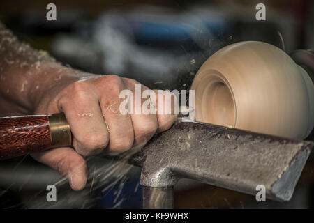 L'uomo rendendo ciotola di legno Foto Stock