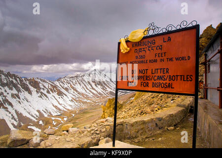 INDIA, LADAKH, cartello con l'avvertimento di evitare rifiuti sul passo di Khardung la sulla strada di montagna più alta del mondo tra Leh e Nub Foto Stock