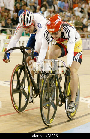 Rene wolff di Germania, destra, sconfigge mickael bourgain della Francia nei finali di uomini della sprint di uci via del campionato del mondo di ciclismo a Carson, calif. Domenica, 27 marzo 2005. Wolff ha vinto la medaglia d'oro e bourgain ricevuto l'argento. foto di Francesco specker Foto Stock