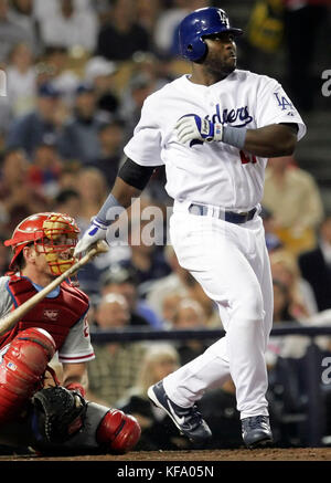 Milton Bradley dei Los Angeles Dodgers, giusto, e il ricevitore dei Philadelphia Phillies Mike Lieberthal guardano il fuoricampo da due punti di Bradley sul lanciatore dei Phillies Brett Myers nel quinto inning a Los Angeles mercoledì 10 agosto 2005. Foto di Francis Specker Foto Stock