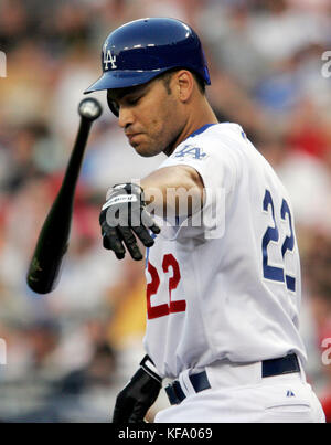 Jose Cruz Jr. Dei Los Angeles Dodgers getta via la sua mazza dopo aver colpito il lanciatore dei Philadelphia Phillies Brett Myers nel primo inning a Los Angeles mercoledì 10 agosto 2005. Cruz fu scambiato coi Dodgers dai Boston Red Sox. Foto di Francis Specker Foto Stock