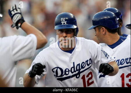 Jeff Kent (12) dei Los Angeles Dodgers viene accolto in casa dai compagni di squadra dopo aver colpito un fuoricampo da tre punti contro il lanciatore dei Philadelphia Phillies Brett Myers nel primo inning a Los Angeles mercoledì 10 agosto 2005. Foto di Francis Specker Foto Stock