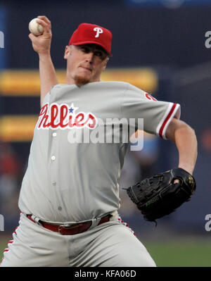 Il lanciatore dei Philadelphia Phillies Brett Myers lancia contro i Los Angeles Dodgers nel primo inning a Los Angeles mercoledì 10 agosto 2005. Foto di Francis Specker Foto Stock