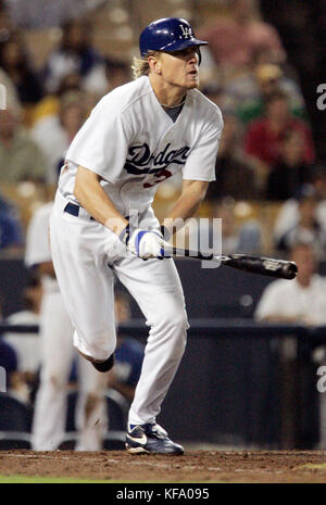 Jeff Weaver, lanciatore dei Los Angeles Dodgers, guarda il suo singolo a due RBI sul lanciatore dei Colorado Rockies Jose Acevedo nell'ottavo inning a Los Angeles martedì 23 agosto 2005. Weaver ebbe tre RBI nella vittoria dei Dodgers 8-3. Foto di Francis Specker Foto Stock