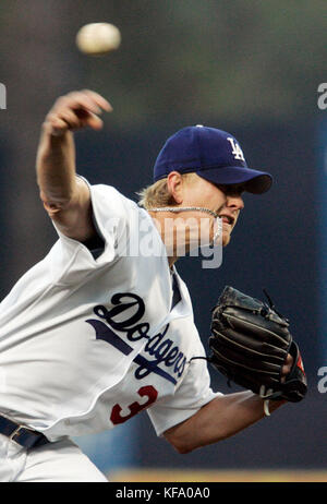 Il lanciatore dei Los Angeles Dodgers Jeff Weaver lancia contro i Colorado Rockies nel primo inning a Los Angeles martedì 23 agosto 2005. Foto di Francis Specker Foto Stock