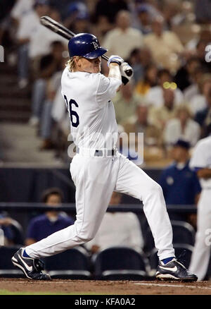 Los Angeles dodgers pitcher jeff weaver urta un rbi-single off Colorado Rockies pitcher jamey wright nel secondo inning a los angeles il martedì, aug. 23, 2005. Foto di Francesco specker Foto Stock