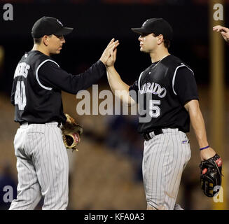 Il lanciatore di rilievo dei Colorado Rockies Brian Fuentes, a sinistra, è congratulato con il compagno di squadra Matt Holliday dopo la sua salvataggio contro i Los Angeles Dodgers a Los Angeles martedì 13 settembre 2005. I Rockies hanno vinto 6-4. Foto di Francis Specker Foto Stock