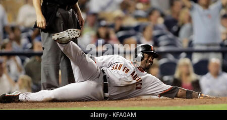 Il baserunner dei San Francisco Giants, Ray Durham, scivola in casa segnando una doppia rubata nel nono inning contro i Los Angeles Dodgers a Los Angeles lunedì 5 settembre 2005. Durham segnò quando Edgardo Alfonzo dei Giants colpì e Todd Linden rubò la seconda base. Foto di Francis Specker Foto Stock