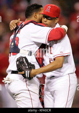 Il lanciatore di rilievo dei Los Angeles Angels Francisco Rodriguez, a destra, è abbracciato dal ricevitore degli Angels Jose Molina dopo la sua salvezza che permise una vittoria per 4-1 contro i New York Yankees durante una partita di baseball ad Anaheim, California, venerdì 7 aprile 2006. Foto di Francis Specker Foto Stock