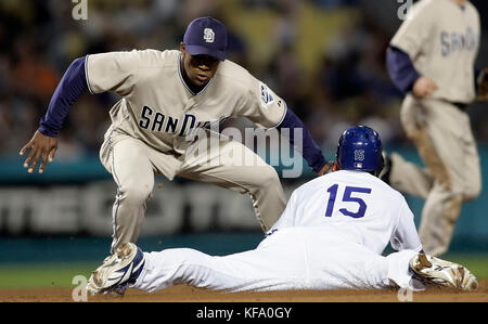 Il secondo baseman di San Diego Padres, Josh Barfield, a sinistra, tags out Los Angeles Dodgers' Rafael Furcal durante un tentativo di base rubato nel sesto inning di una partita di baseball a Los Angeles il giovedì 4 maggio 2006. Foto di Francis Specker Foto Stock