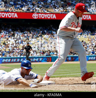 Los Angeles Dodgers Ramon Martinez si tuffa nella prima base battendo Philadelphia Phillies brett Myers alla borsa per un successo in campo nel sesto inning di una partita di baseball a Los Angeles Domenica, 4 giugno 2006. Foto di Francis Specker Foto Stock