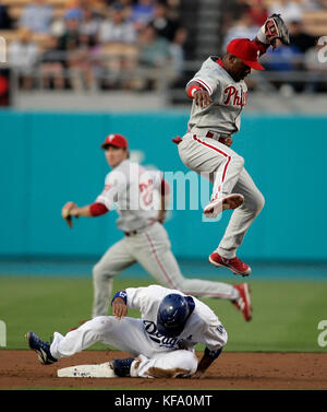 Rafael Furcal di Los Angeles Dodgers, in basso, scivola sotto il quartiere di Philadelphia Phillies Jimmy Rollins mentre rubava la seconda base come secondo baseman Chase Utley sostiene il gioco nel primo inning di una partita di baseball a Los Angeles, giovedì 1 giugno 2006. Foto di Francis Specker Foto Stock