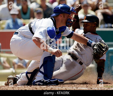 Ray Durham dei San Francisco Giants, a destra, scivola in tutta sicurezza a casa mentre il giocatore di Los Angeles Dodgers catcher Toby Hall attende un lancio nella quinta edizione di una partita di baseball a Los Angeles sabato 8 luglio 2006. Durham ha segnato su un singolo Todd Greene. Foto di Francis Specker Foto Stock