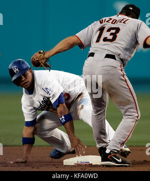 Rafael Furcal di Los Angeles Dodgers, a sinistra, scivola al sicuro sotto dell'etichetta del quartiere di San Francisco Giants Omar Vizquel, rubando la seconda base durante il primo raduno di una partita di baseball a Los Angeles venerdì 7 luglio 2006. Foto di Francis Specker Foto Stock