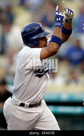 Il Rafael Furcal dei Los Angeles Dodgers celebra la sua corsa a casa al largo della brocca Byung-Hyun Kim delle Colorado Rockies nella prima edizione di una partita di baseball a Los Angeles, martedì 8 agosto 2006. Foto di Francis Specker Foto Stock