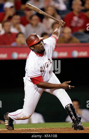 Vladimir Guerrero di Los Angeles Angels segue il suo doppio a tre tiri al largo della caraffa Mark Lowe di Seattle Mariners nella settima edizione di una partita di baseball ad Anaheim, California, giovedì 17 agosto 2006. Foto di Francis Specker Foto Stock