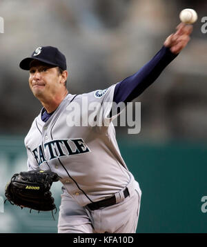 Jamie Moyer di Seattle Mariners si scontra con gli Angeli di Los Angeles durante la prima partita di baseball ad Anaheim, California, giovedì 17 agosto 2006. Foto di Francis Specker Foto Stock