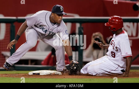 Seattle Mariners terzo baseman Adrian Beltre, a sinistra, tags out Los Angeles Angels' Chone Figgins su un tentativo di furto di terza base nel quinto inning di una partita di baseball ad Anaheim, California, Giovedi, 17 agosto 2006. Foto di Francis Specker Foto Stock