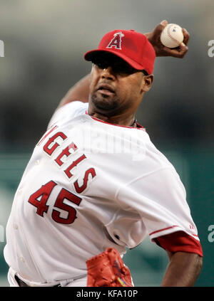 Los Angeles Angels' Kelvim Escobar si scontra con i Seattle Mariners durante la prima partita di baseball ad Anaheim, California, il giovedì 17 agosto 2006. Foto di Francis Specker Foto Stock