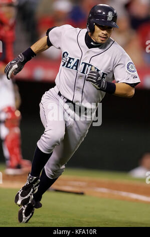 Ichiro Suzuki di Seattle Mariners, giapponese, corre alla prima base dopo aver colpito un singolo fuori Los Angeles Angels, la caraffa Kelvim Escobar nella terza edizione di una partita di baseball ad Anaheim, California, giovedì 17 agosto 2006. Foto di Francis Specker Foto Stock