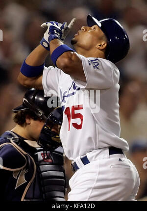 Rafael Furcal di Los Angeles Dodgers punta verso l'alto al piatto di casa dopo aver colpito una corsa a casa al largo di Jake Peavy di San Diego Padres nel terzo raduno di una partita di baseball a Los Angeles il lunedì 18 settembre 2006. Foto di Francis Specker Foto Stock