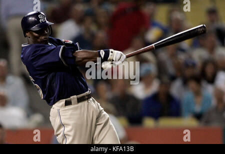 Mike Cameron di San Diego Padres ha fatto un triplo a due tiri al largo di Los Angeles Dodgers Brad Penny nella prima edizione di una partita di baseball a Los Angeles lunedì 18 settembre 2006. Foto di Francis Specker Foto Stock