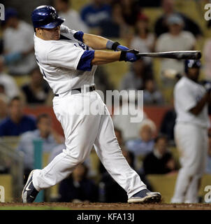 Il Russell Martin di Los Angeles Dodgers ha colpito una corsa fuori casa San Diego Padres Pitcher Trevor Hoffman nel nono inning di una partita di baseball a Los Angeles lunedì 18 settembre 2006. Foto di Francis Specker Foto Stock