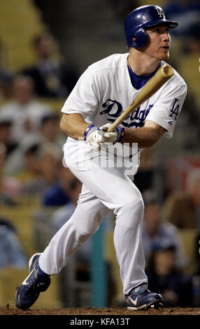 Il J.D. Drew di Los Angeles Dodgers guarda la sua corsa di casa fuori dal lanciatore Jon Adkins di San Diego Padres nel nono inning di una partita di baseball a Los Angeles lunedì 18 settembre 2006. Foto di Francis Specker Foto Stock