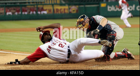 Vladimir Guerrero di Los Angeles Angels, a sinistra, è taggato dal cacciatore dei Minnesota Twins Mike Redmond al piatto di casa mentre cerca di segnare dalla seconda base su un singolo Casey Kotchman nel quarto inning di una partita di baseball ad Anaheim, California, lunedì 4 giugno 2007. Foto di Francis Specker Foto Stock