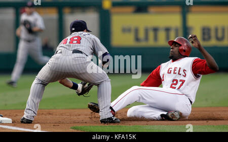 Vladimir Guerrero di Los Angeles Angels, a destra, è taggato alla terza base da Luis Rodriguez, terzo baseman dei Minnesota Twins, mentre cerca di avanzare dalla prima alla terza base su un singolo di Gary Matthews Jr. Nel primo inning di una partita di baseball ad Anaheim, California, lunedì 4 giugno, 2007. Foto di Francis Specker Foto Stock