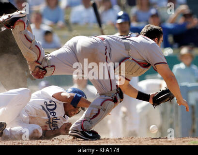 Rafael Furcal di Los Angeles Dodgers, a sinistra, scivola nel punteggio di casa mentre il catcher dell'Arizona Diamondbacks Miguel Montero non riesce a tenere la palla in una partita di forza a casa nel settimo appuntamento di una partita di baseball a Los Angeles il sabato 15 2007 settembre. Foto di Francis Specker Foto Stock