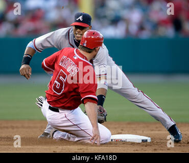 Jeff Mathis di Los Angeles Angels (5) è taggato fuori dal shortstop di Atlanta Braves Yunel Escobar durante un tentativo di furto di seconda base nel sesto inning di una partita di baseball ad Anaheim, California, Domenica 15 giugno 2008. Foto di Francis Specker Foto Stock