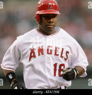 Los Angeles Angels' Garret Anderson fa il giro delle basi dopo aver colpito un due-run Homer off Tampa Bay Rays lanciatore James Shields durante il primo inning di una partita di baseball ad Anaheim, California, Martedì 10 giugno 2008. Foto di Francis Specker Foto Stock