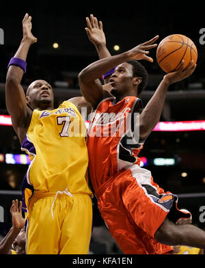 Kareem Rush di Charlotte Bobcats, a destra, guida al cestino contro Los Angeles Lakers' Lamar Odom nel primo trimestre a Los Angeles il venerdì 21 ottobre 2005. Foto di Francis Specker Foto Stock