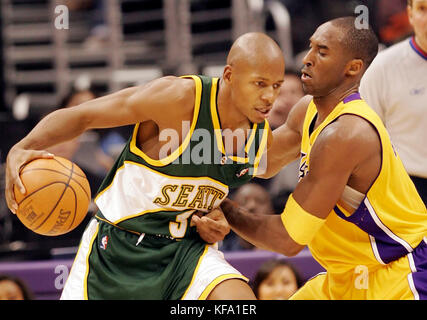 Il Ray Allen di Seattle SuperSonics, a sinistra, prova a dribbling oltre il Kobe Bryant di Los Angeles Lakers nel quarto trimestre di Los Angeles giovedì 24 novembre 2005. Foto di Francis Specker Foto Stock