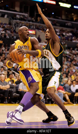 Los Angeles Lakers' Lamar Odom, a sinistra, guida al cesto contro il Seattle SuperSonics' Rashard Lewis nel quarto trimestre a Los Angeles giovedì 24 novembre 2005. I Lakers hanno vinto, 108-96. Foto di Francis Specker Foto Stock