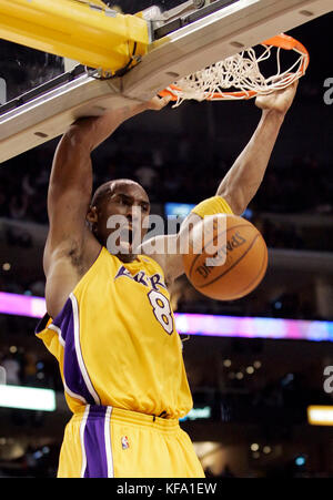 Il Kobe Bryant di Los Angeles Lakers ha fatto il suo giro contro la Seattle SuperSonics nel terzo trimestre di Los Angeles giovedì 24 novembre 2005. Foto di Francis Specker Foto Stock