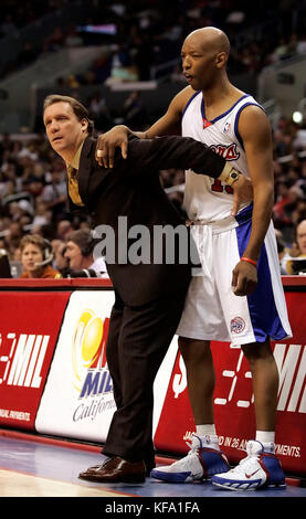 Pistoni di Detroit head coach flip saunders, sinistra, dimostra su los angeles clippers' sam cassell su come i suoi giocatori sono sporche per gli arbitri nel primo semestre a los angeles domenica, dec. 11, 2005. Foto di Francesco specker Foto Stock