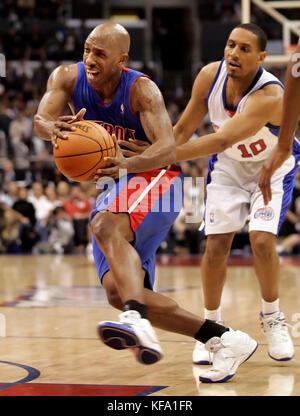 Chauncey Billups dei Detroit Pistons, a sinistra, viene fregato da Howard Eisley dei Los Angeles Clippers mentre lo supera nel primo tempo a Los Angeles domenica 11 dicembre 2005. Foto di Francis Specker Foto Stock