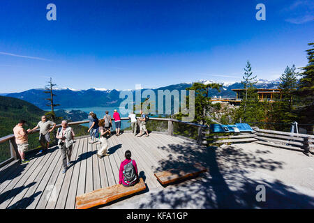 Turisti che si godono la vista su Howe Sound da Sea to Sky gondola, Squamish, British Columbia, Canada Foto Stock
