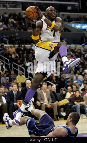 Los Angeles Lakers' Lamar Odom, top, salta sopra la Kris Humphries dello Utah Jazz, mentre tenta un colpo nel quarto trimestre di una partita di pallacanestro NBA a Los Angeles domenica 1 gennaio 2006. Il Jazz ha vinto, 98-94. Foto di Francis Specker Foto Stock