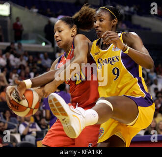 Los Angeles Sparks' Lisa Leslie, destra, cerca di ottenere un rimbalzo contro Phoenix del mercurio Jennifer Lacy nella prima metà di una donna gioco di basket a Los Angeles il Venerdì, 30 giugno 2006. Foto di Francesco Specker Foto Stock