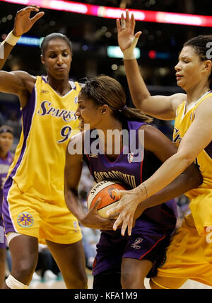 Sacramento di Monarchi' DeMya Walker, centro è custodito da Los Angeles Sparks' Lisa Leslie, sinistra e Tamika Whitmore nella seconda metà a Los Angeles il Martedì, Agosto 16, 2005. I monarchi ha vinto, 72-63. Foto di Francesco Specker Foto Stock