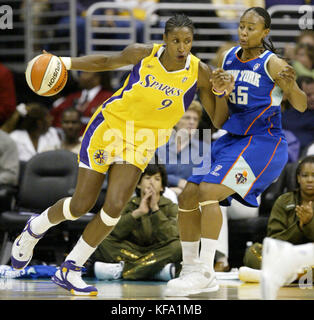 Los Angeles Sparks' Lisa Leslie, sinistra, rigidi per il cestello come New York Liberty's Vickie Johnson difende nel primo semestre a Los Angeles il martedì 5 luglio 2005. Foto di Francesco Specker Foto Stock