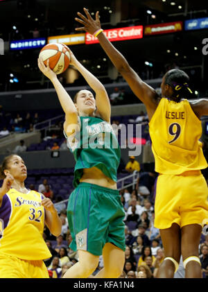 Minnesota Lynx di Nicole Ohide, centro, spara su Los Angeles Sparks' Lisa Leslie, destra e scintille' Christie Thomas (32) nella prima metà di Los Angeles il Sabato, 18 giugno 2005. Foto di Francesco Specker Foto Stock