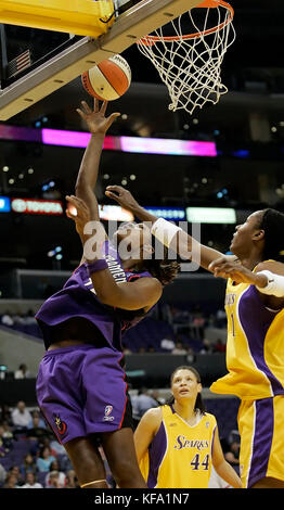 Sacramento di Monarchi' Rebekkah Brunson, sinistra, stabilisce la sfera in su Los Angeles Sparks' Lisa Leslie, destra e Tamika Whitmore (44), nella prima metà di un WNBA gioco di spareggio in Los Angeles Mercoledì 31 Agosto, 2005. Foto di Francesco Specker Foto Stock