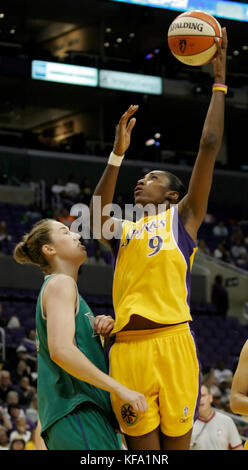 Los Angeles Sparks' Lisa Leslie, destra, spara su Minnesota Lynx di Nicole Ohide nella seconda metà a Los Angeles il Sabato, 18 giugno 2005. Le scintille ha vinto, 69-56. Foto di Francesco Specker Foto Stock